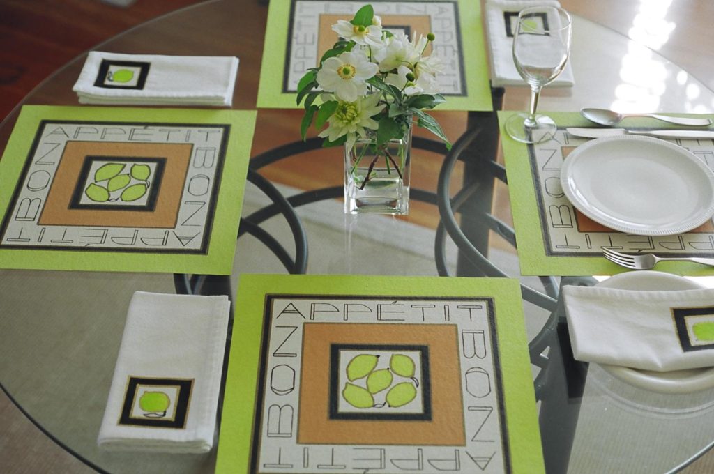 set of 4 place mats with napkins